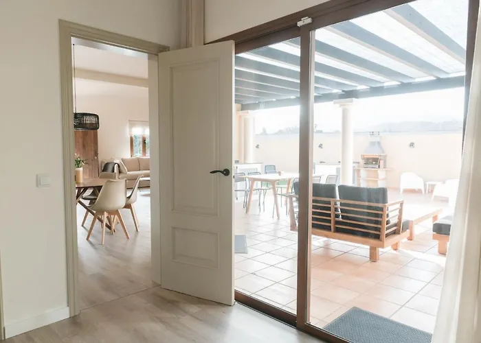 Moderne Met Verwarmd Zwembad In Βίλα