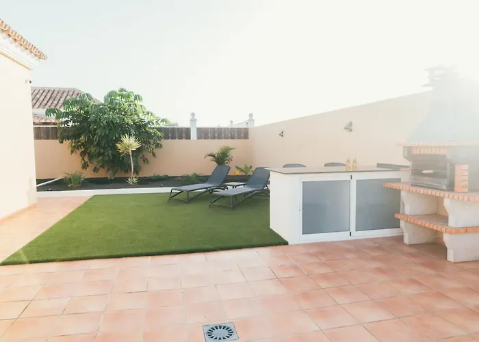Moderne Met Verwarmd Zwembad In Βίλα
