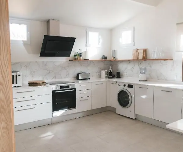 Moderne Met Verwarmd Zwembad In Βίλα